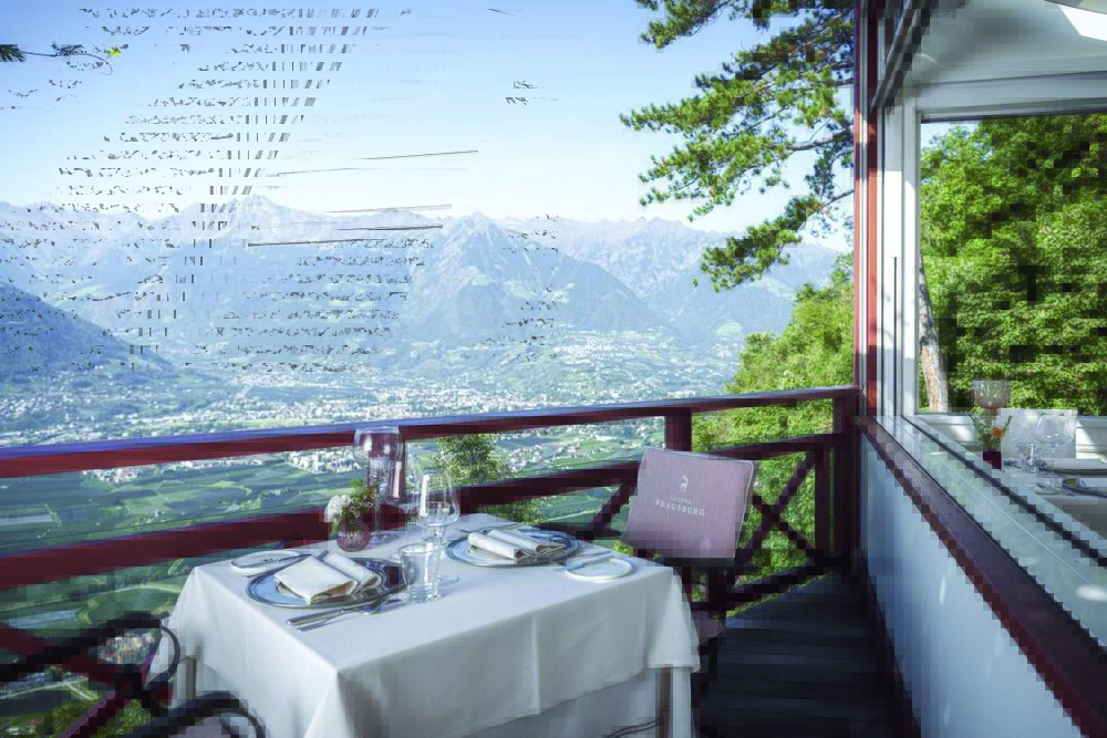Castel Fragsburg Gourmet Restaurant Prezioso Tisch 1030x687 1