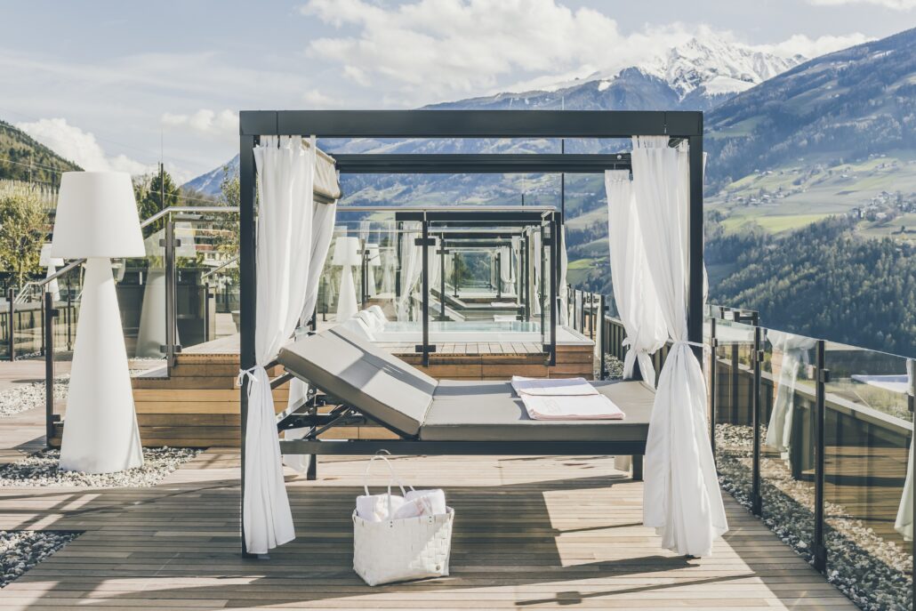 doppelliegen auf sonnenterrasse des hotels c tiberio sorvillo hotel golserhof