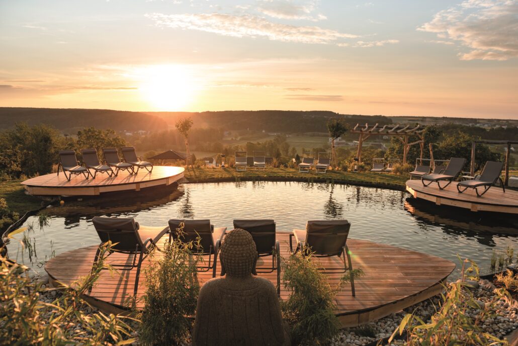 entspannung fuer koerper und geist am koiteich im hotelgarten c bernhard bergmann hotel larimar