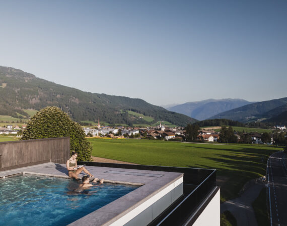 herrlicher panoramablick vom pool c kottersteger alpinhotel keil