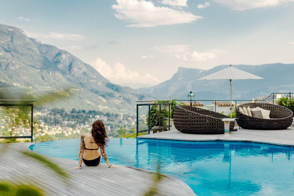 infinitypool mit traumhaftem bergblick hotel golserhof