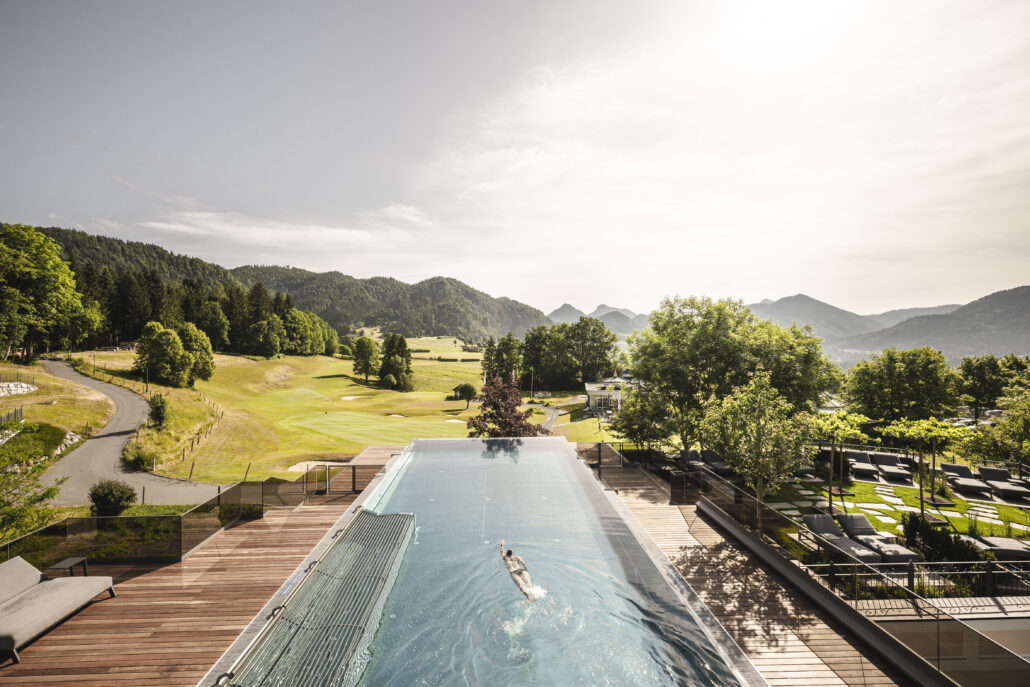 infinitypool mit wunderschoener aussicht in die bergwelt c hannes niederkofler hotel peternhof
