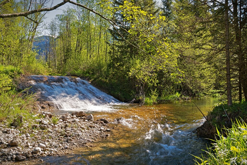kleiner naturwasserfall hotel bergblick