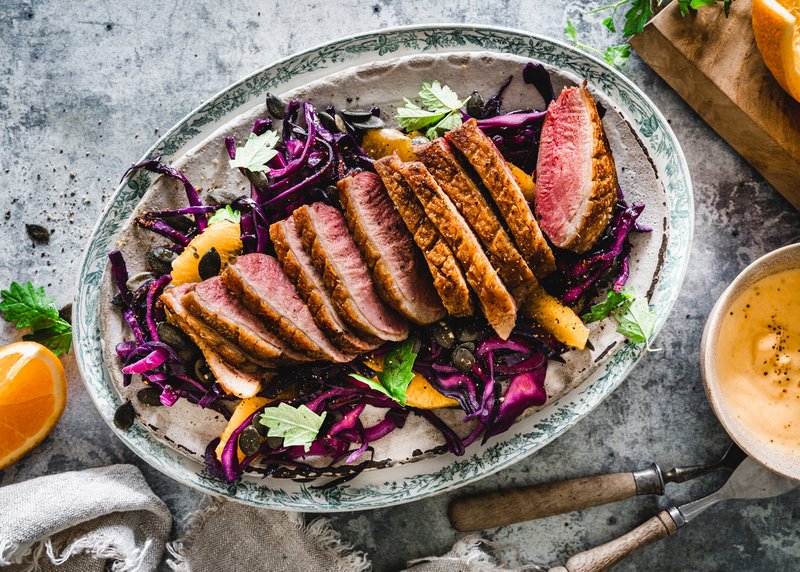 spwe18.02l weihenstephan rosa gebratene entenbrust scharfe orangen joghurtcreme kuerbiskerne und sautiertes blaukraut