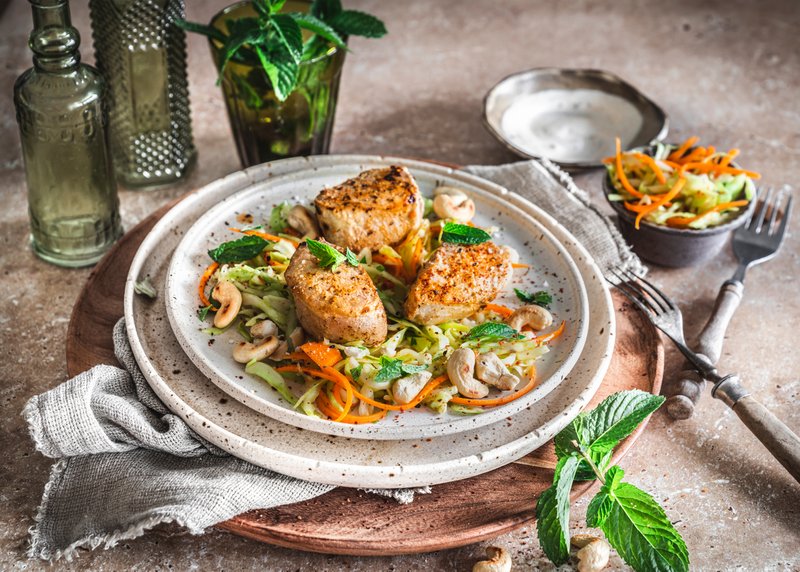 spwe18.04l weihenstephan schweinefilet mit gewuerzjoghurt eingelegt weisskraut cashewkern salat