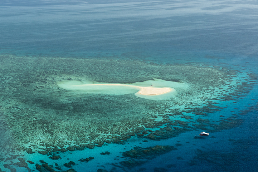 L.Aerial view of Sudbury Cay MooreReef CTourism and Events Queensland