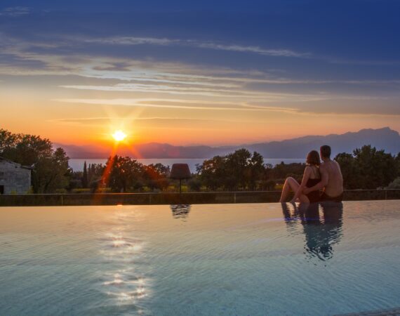 den sonnenuntergang am pool geniessen quellenhof luxury resort lazise