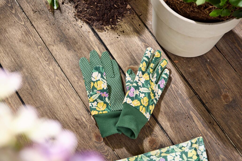 Dunkelgrüne Gartenhandschuhe mit Blumenmuster und Antirutsch-Noppen – perfekt für jedes Gartenprojekt.