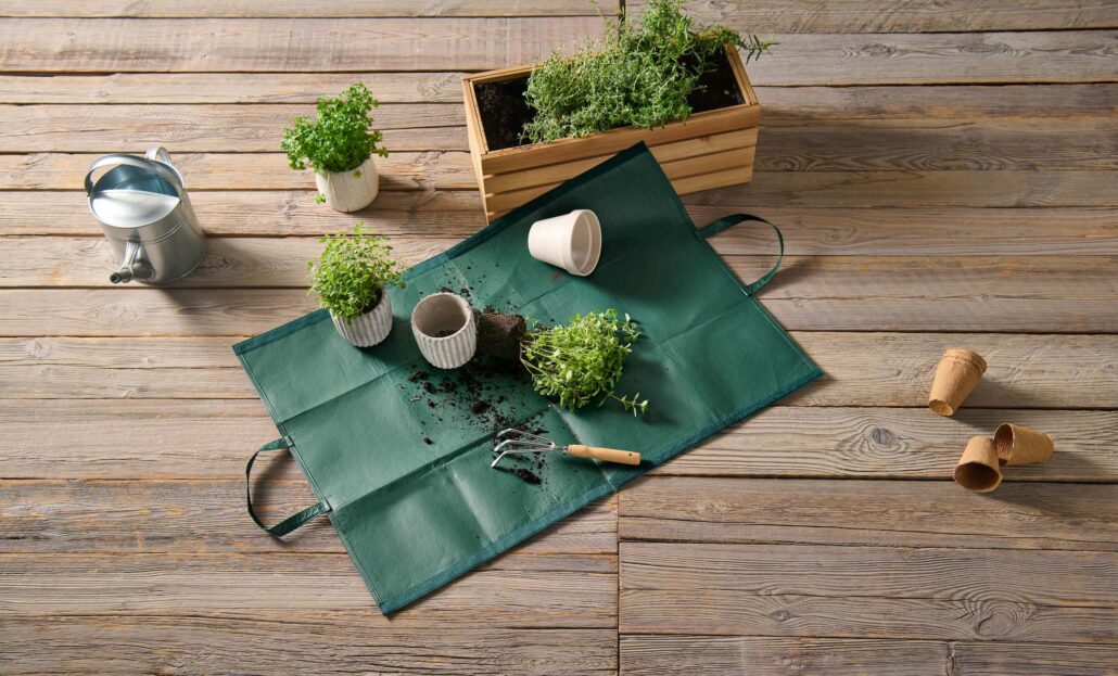 Große, dunkelgrüne Gartenabfalltasche mit Klettverschlüssen – auch als Plane nutzbar.