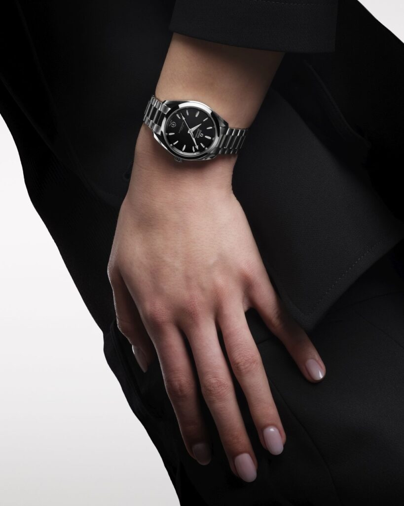 OMEGA Aqua Terra Black Dial 220.10.34.20.01.001 SE Adv ATBlack Wristshot Women 4 5 RVB red 819x1024 1