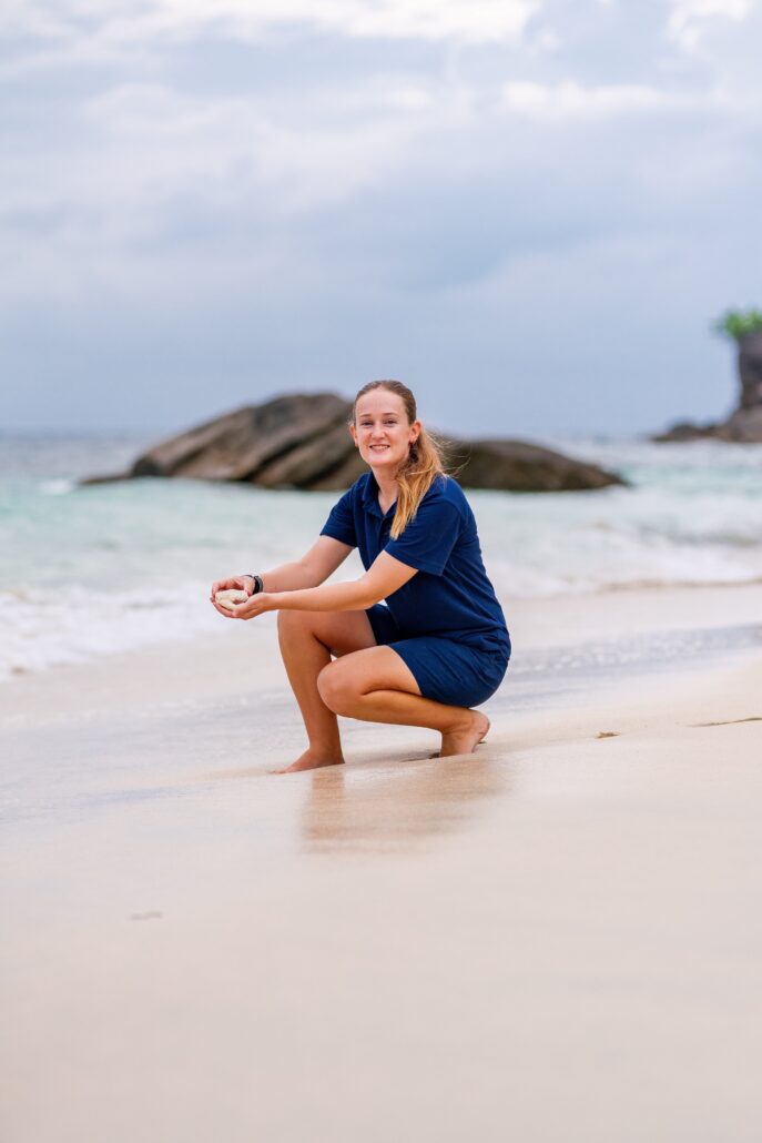 Meeresbiologin Caitlin Rentell ©Anantara Maia Seychelles Villas
