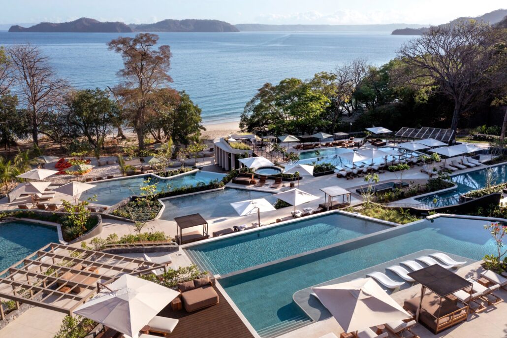 Pools und Strand ©2025 Hilton