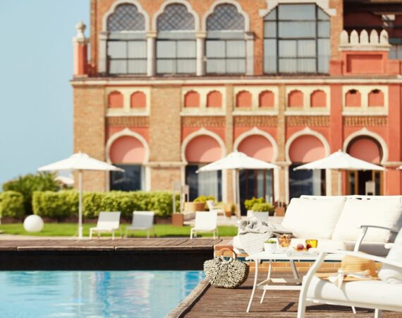 Am eleganten Pool des Hotel Excelsior Venice Lido Resort genießen Gäste sonnige Stunden ©Hotel Excelsior Venice Lido Resort