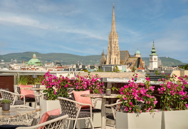 Die Atmosphere Rooftop Bar des The Ritz-Carlton, Vienna eröffnet die Sommersaison in Kooperation mit Perrier-Jouët ©Marriott International