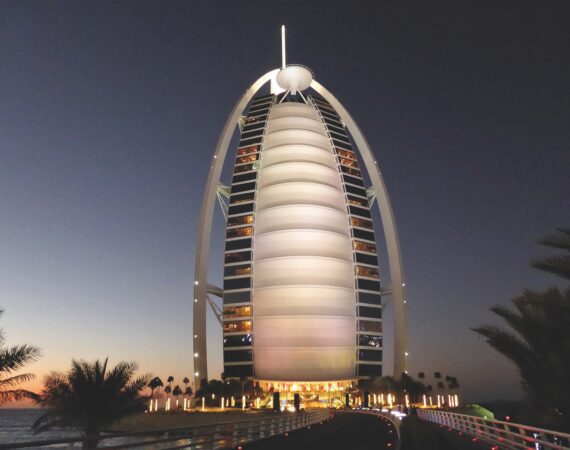 Das erste als 7-Stern-Hotel gepriesene Hotel: das Burj Al Arab in Dubai ©Pixabay