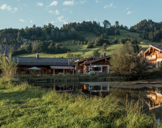 Das Chaletdorf mit Badeteich ©Alpzitt Chalets