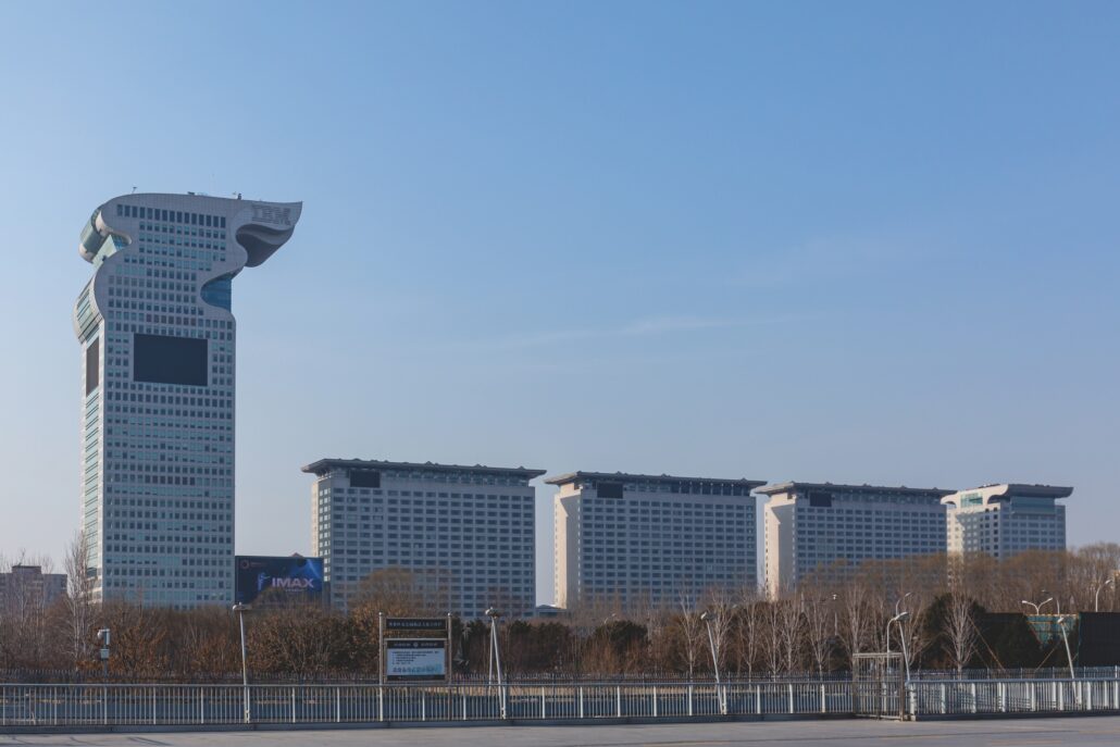 In Drachenform vor dem Olympia Park in Peking erhebt sich das Pangu 7 Star ©Wikipedia/Balon Greyjoy - CC0