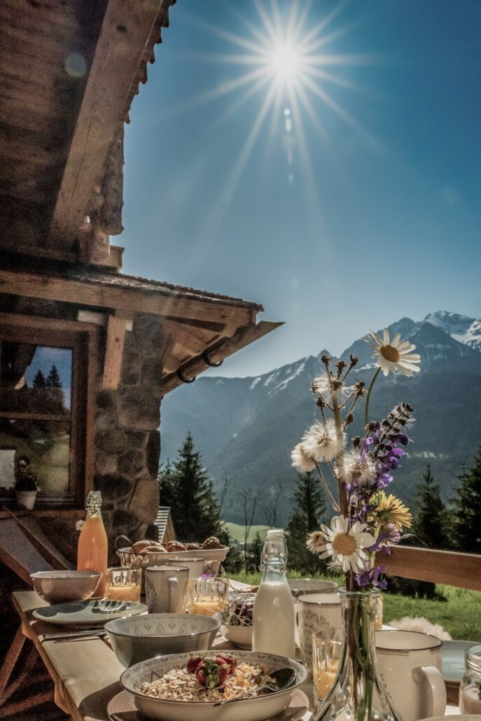 Exklusives Frühstück auf dem Balkon genießen ©Benglerwald Chaletdorf
