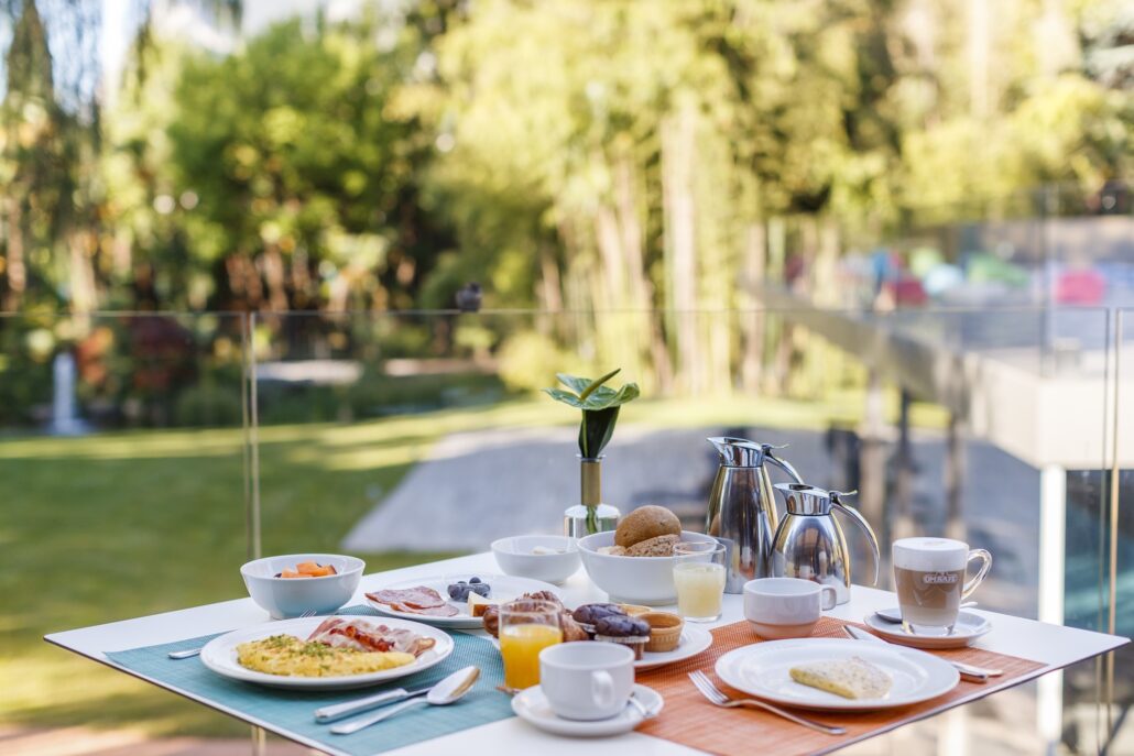 Frühstück auf der Veranda des Hotels genießen ©Du Lac Et Du Parc