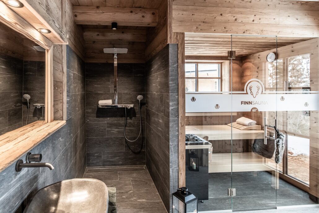Wellness-Dusche mit eigener Sauna ©Benglerwald Chaletdorf