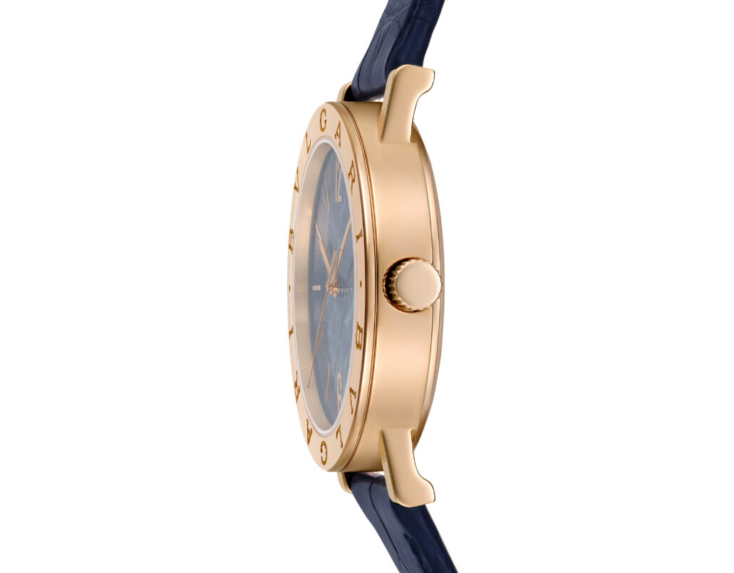 Nachtblaues „Blu Incanto“-Marmorzifferblatt mit goldenen Indexen ©Bvlgari