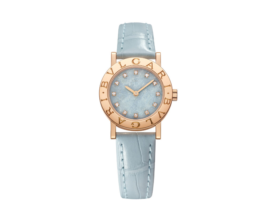 Eisblaues „Azzurro Infinito“-Marmorzifferblatt mit 12 Diamantindexen ©Bvlgari