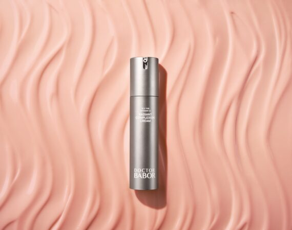 DOCTOR BABOR REFINE Radiant Complexion Cream Produkt in Textur Still 5