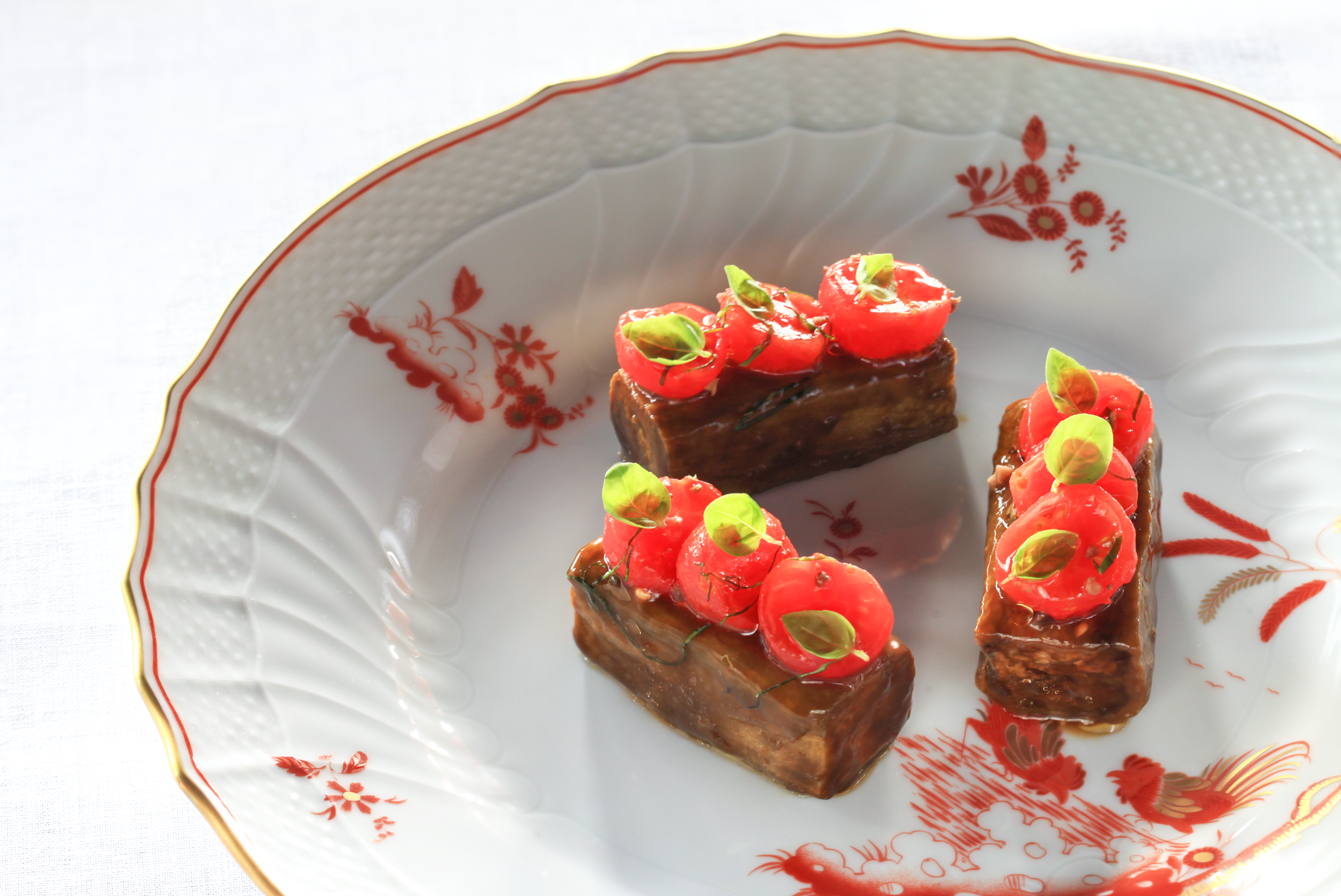 Glasierte Auberginen, Tomaten, Basilikum, Kapern und Oliven ©Bvlgari Hotels