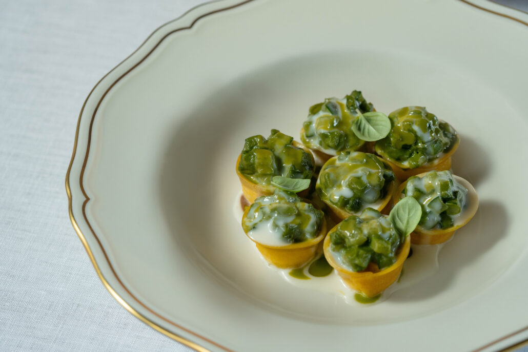 Geräucherte Ricotta-Tortelli mit Zucchini, Minze und Parmigiano-Reggiano-Sauce ©Bvlgari Hotels