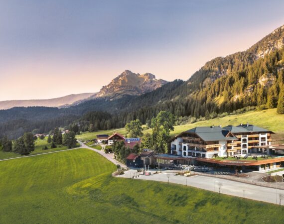 traumhafte aussenaufnahme mit blick auf die berge hotel bergblick