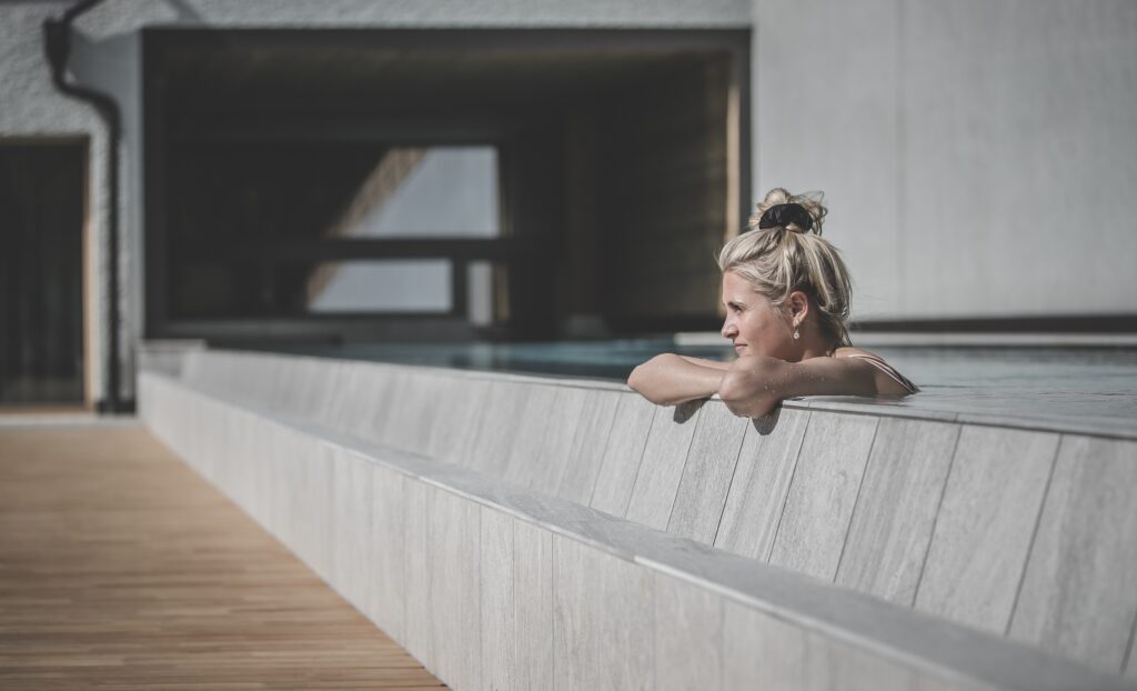 25 meter aussenpool c manuel kottersteger hirben naturlaub 1024x622 1