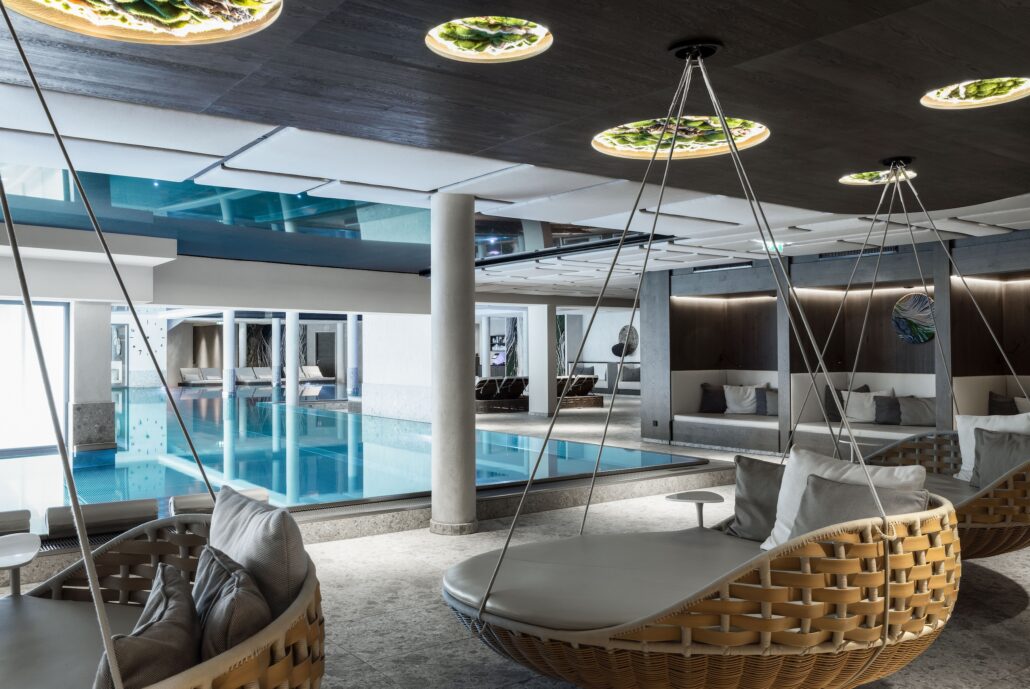 Badelandschaft mit Familien Haengeliegen c Daniela Jakob Alpenrose Familux Resort