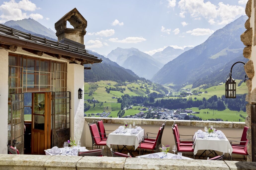 Blick ins Tal vom Restaurant c Michael Huber Hotel Schloss Mittersill