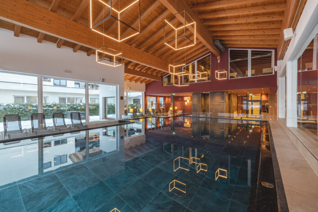Der Indoor Pool im Aktivresort c Mathaeus Gartner Das Walchsee Resort 1024x683 1