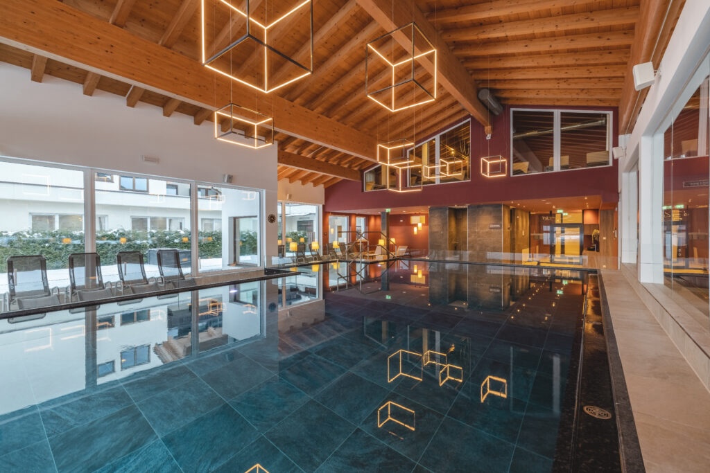Der Indoor Pool im Aktivresort c Mathaeus Gartner Das Walchsee Resort 1024x683 2