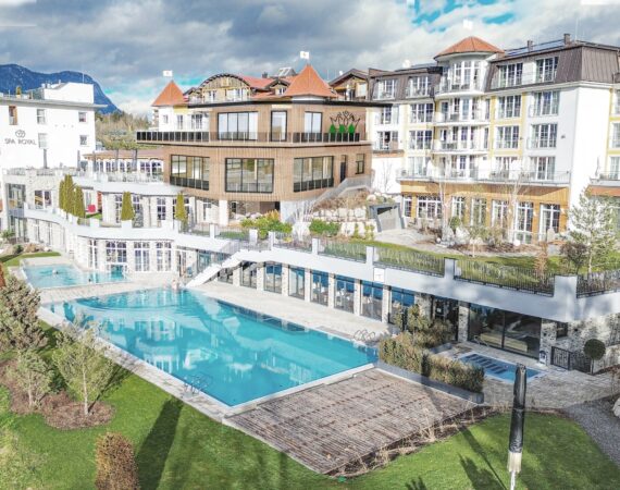 Die einladende Panoramabar bietet zukuenftig das Herzstueck des Hauses Hotel Panorama Royal