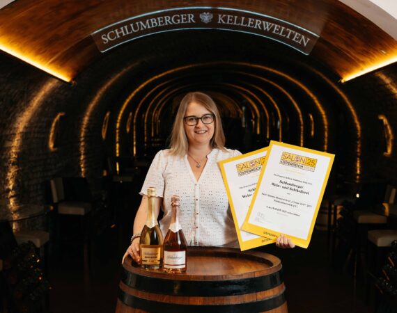 Kellermeisterin Aurore Jeudy mit den SALON Urkunden