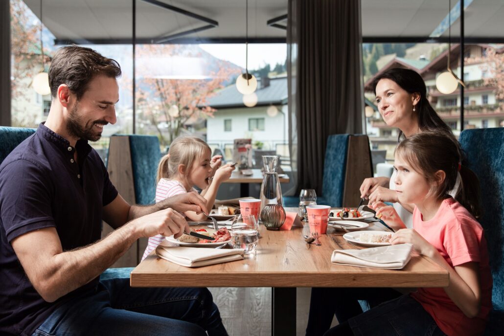 Mit der Familie entspannt essen c Daniela Jakob Alpenrose Familux Resort