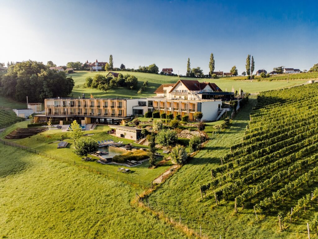 aussenansicht auf das hotel c karin bergmann ratscher landhaus 1024x768 2