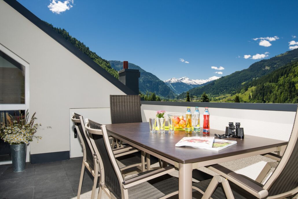 blick auf das bergpanorama von der terasse aus bergparadies apartment studio hotel