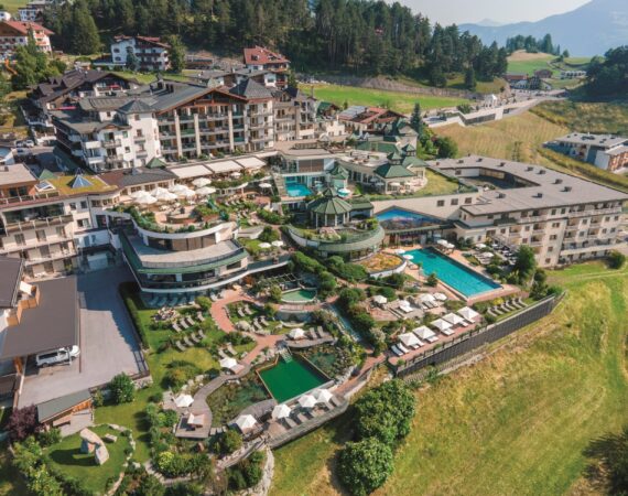 blick auf die gesamte hotelanlage wellnessresidenz schalber