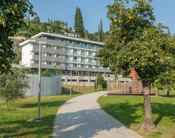 das hotel in traumhafter kulisse hoody active happiness hotel