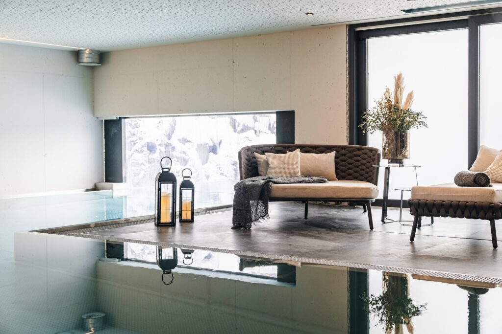 gemuetliche atmosphaere am pool hotel arpuria 1024x683 1