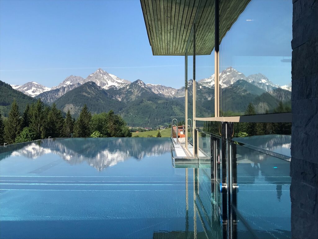 infinity pool mit blick auf die bergwelt hotel bergblick 1024x768 1