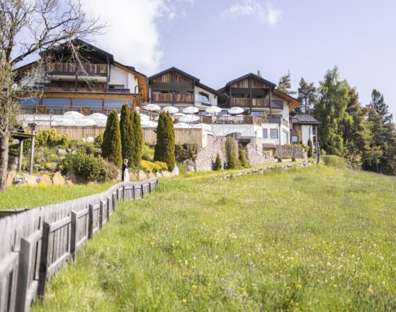 sommerliche aussenansicht mit wiese c armin huber hotel tann 0