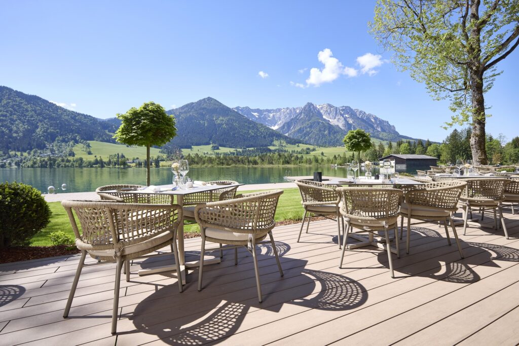 terrasse direkt am see im refugium das walchsee lakeside csimon hausberger das walchsee aktivresort refugium das walchsee lakeside 1024x683 2