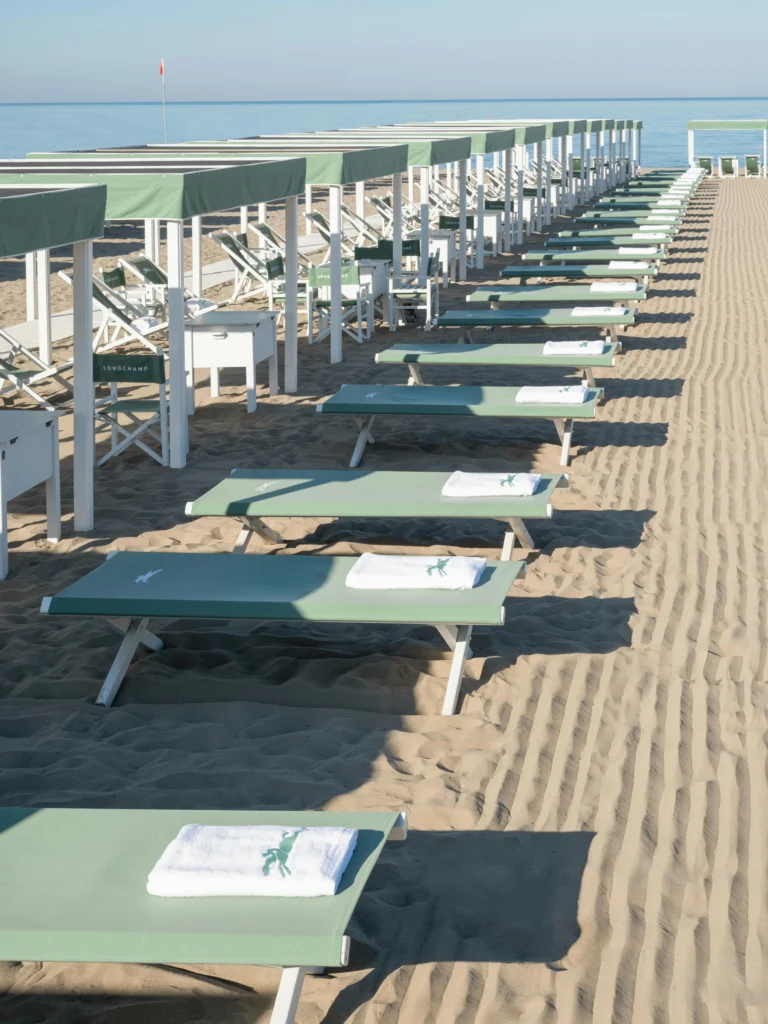 1755182599 forte dei marmi longchamp beach pop up 3 768x1024 1