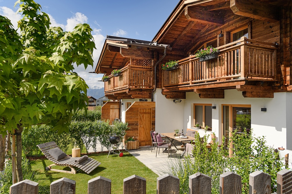 Blick auf die Chalets im Sommer c Foto Atelier Wolkersdorfer Zillertaler Hofchalets