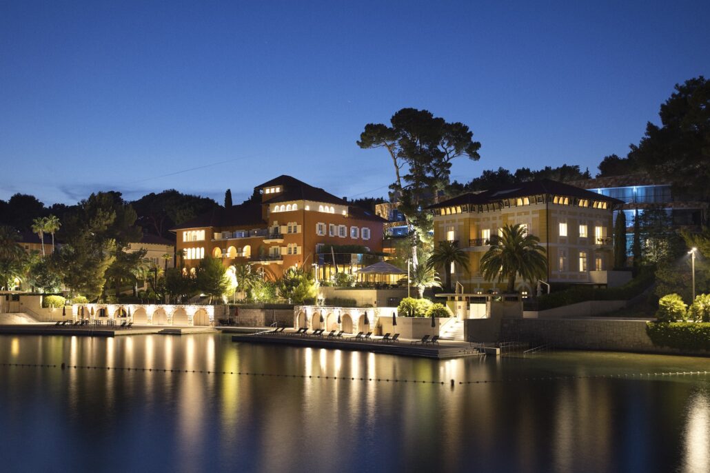 Boutique Hotel Alhambra Exterior at night