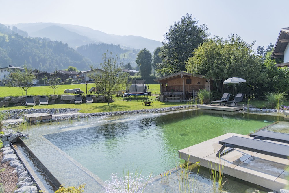 Der Teich mit Blick in die Berge c Sarah Edinger Zillertaler Hofchalets